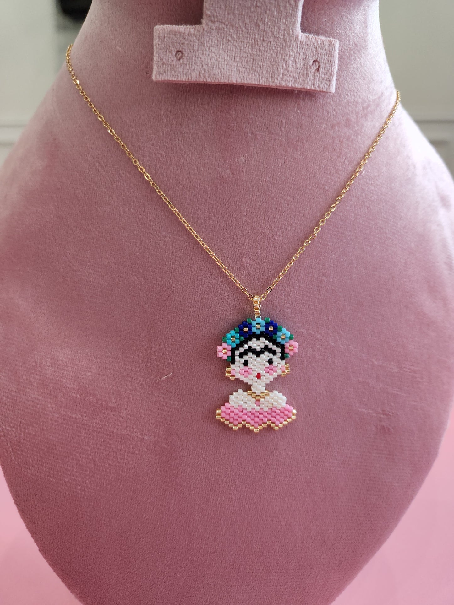 Bonito collar inspirado en Frida Kahlo con cuentas rosas