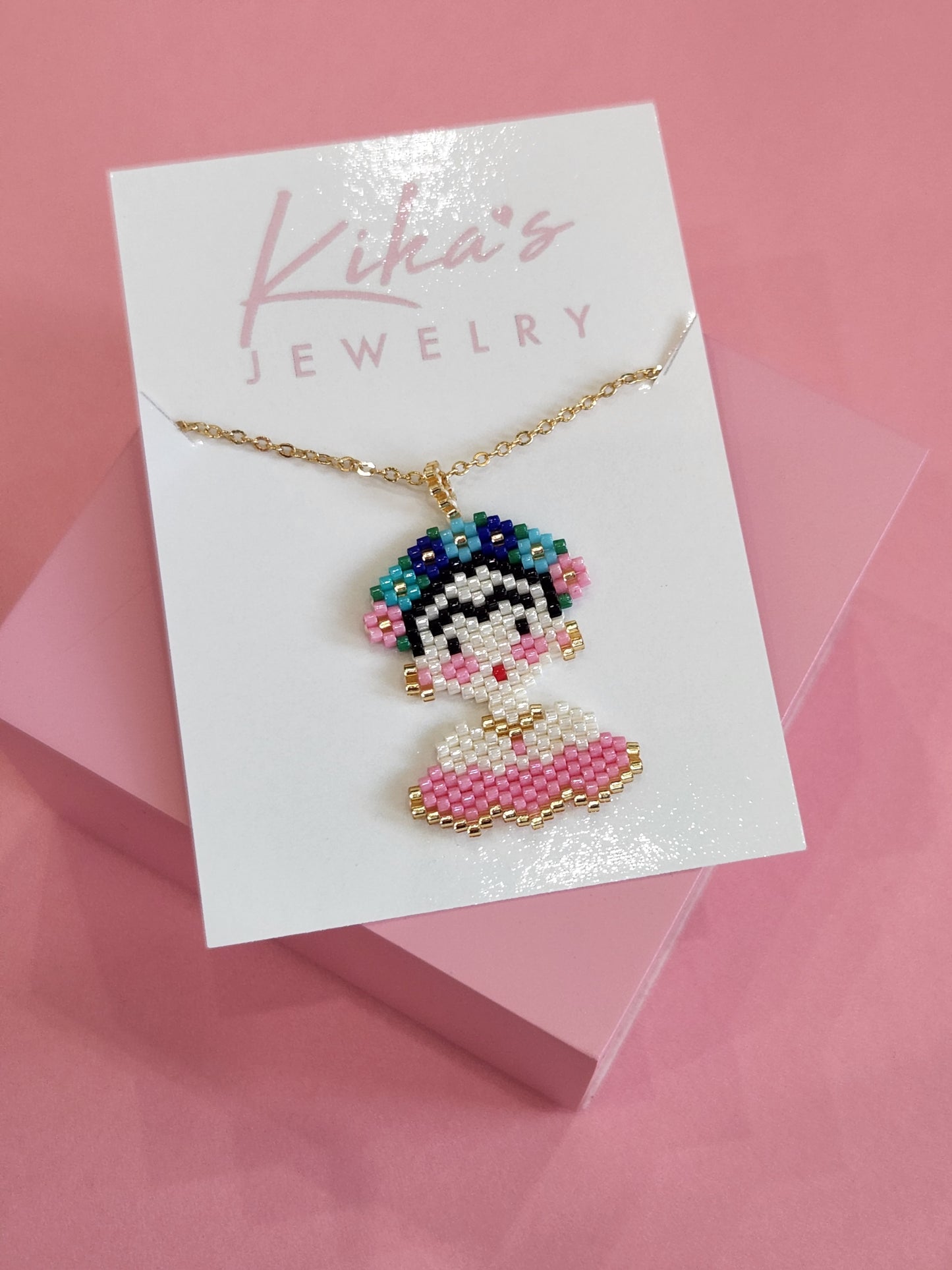 Bonito collar inspirado en Frida Kahlo con cuentas rosas