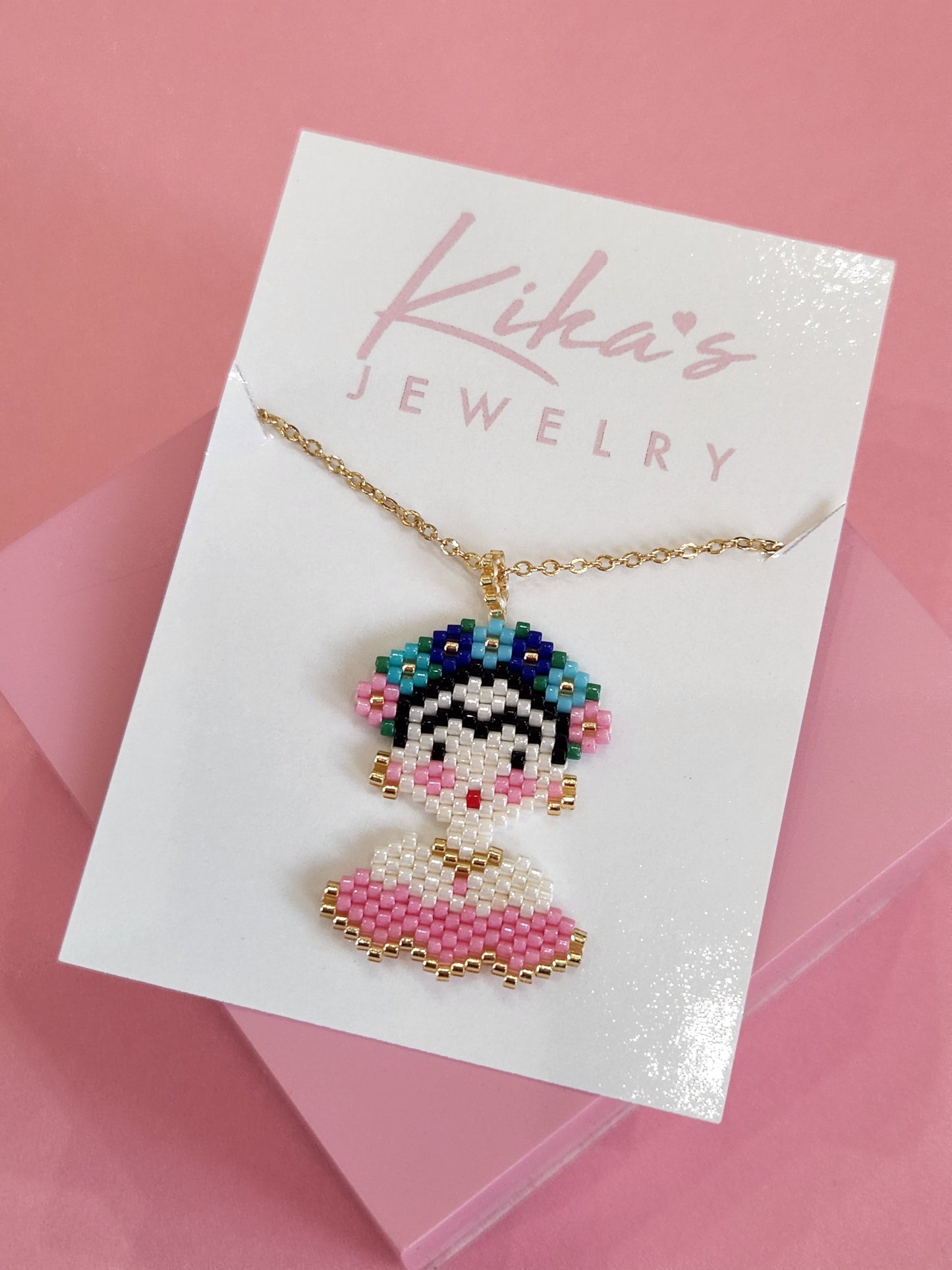 Bonito collar inspirado en Frida Kahlo con cuentas rosas
